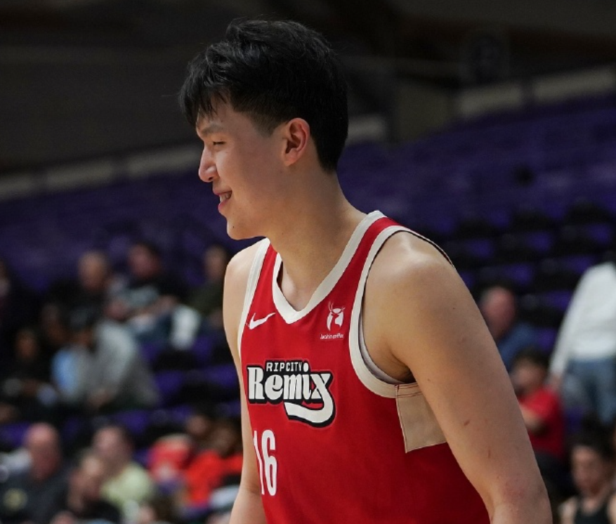 贝博体育-创G联赛生涯新高！杨瀚森大发神威，但球队惜败！